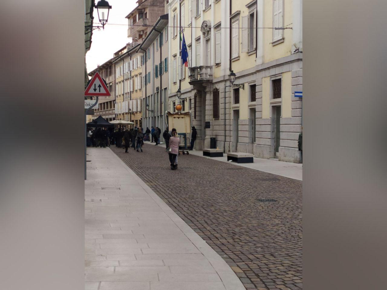 Copertina per Il centro di Gorizia si veste di cinema, via Mazzini diventa il set della serie tv della Rai